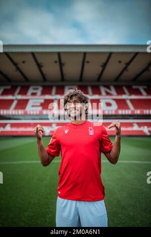 Gustavo Scarpa firma per la Foresta di Nottingham con un trasferimento gratuito dal brasiliano Side Palmeiras al City Ground, Nottingham, Regno Unito, 3rd dicembre 2022 (Foto di Ritchie Sumpter/News Images) Foto Stock