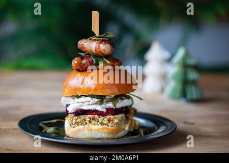 Brioche natalizia con tacchino, ripieno, salsa di mirtilli rossi e maiali in coperte Foto Stock