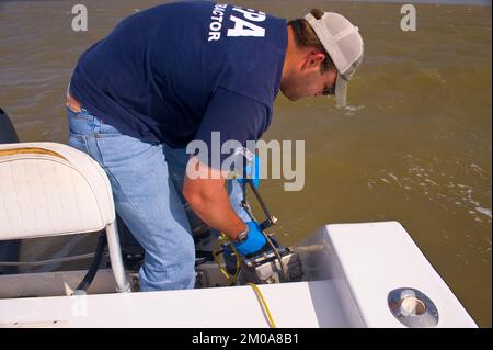 Ufficio dell'Amministratore (Lisa P. Jackson) - Cocodrie, Louisiana e campionamento dell'acqua (BP Oil Spill) - campionamento dei sedimenti, Jarrod Redwine , Agenzia per la protezione ambientale Foto Stock