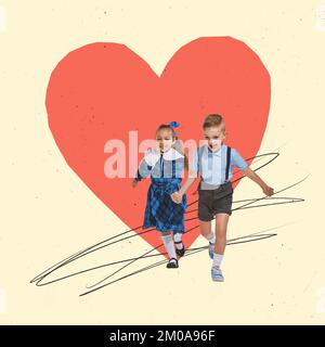 Collage d'arte contemporanea. Bei bambini, ragazzino e bambina in abiti eleganti che tengono le mani e corrono. Amicizia Foto Stock