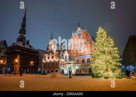 La gente gode il mercato di Natale in inverno riga in Lettonia. Foto Stock