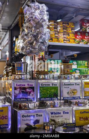 Ho Chi Minh City, Vietnam - 10 novembre 2022: Noci, dolci e frutta secca in un mercato a Saigon. Crema di mele Mang Cau e vari semi e noci Foto Stock