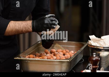 La colazione era ottima. Ciambelle croate con patate e uvetta Foto Stock