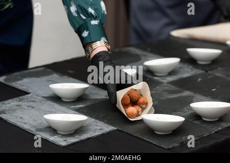 La colazione era ottima. Ciambelle croate con patate e uvetta Foto Stock