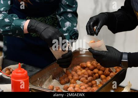 La colazione era ottima. Ciambelle croate con patate e uvetta Foto Stock