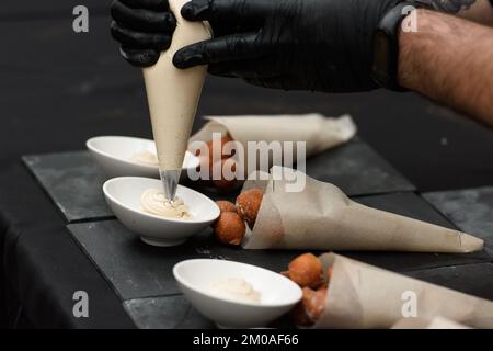 La colazione era ottima. Ciambelle croate con patate e uvetta Foto Stock