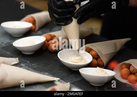 La colazione era ottima. Ciambelle croate con patate e uvetta Foto Stock