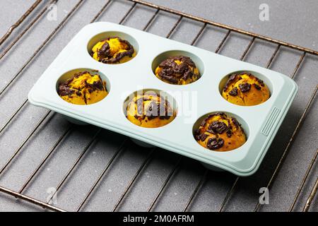 Muffin alla zucca cotti al forno nella muffa al silicone. Forno muffin sfondo cucina casalinga Foto Stock