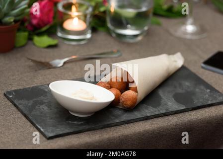 La colazione era ottima. Ciambelle croate con patate e uvetta Foto Stock