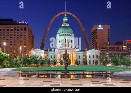 ST. LOUIS, MISSOURI, USA - 23 agosto 2018: Vista dal Kiener Plaza Park con la Statua del Runner Olimpico, il vecchio tribunale e il Gateway Arch a Twilig Foto Stock