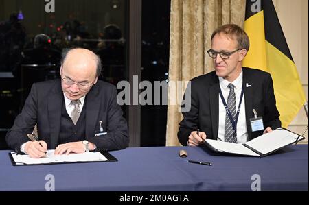 Il Presidente dell'Istituto di tecnologia di Kyoto Kiyotaka Morisako e il Rettore dell'Università di Gent Rik Van De Walle hanno partecipato alla cerimonia di firma a Tokyo, durante la Missione economica belga in Giappone, lunedì 05 dicembre 2022. Una delegazione con la Principessa e vari Ministri visiterà Tokyo, Nagoya, Osaka e Kyoto. FOTO DI BELGA ERIC LALMAND Foto Stock