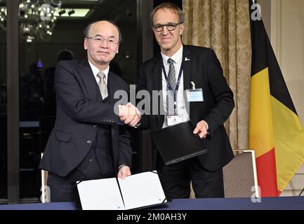 Il Presidente dell'Istituto di tecnologia di Kyoto Kiyotaka Morisako e il Rettore dell'Università di Gent Rik Van De Walle hanno partecipato alla cerimonia di firma a Tokyo, durante la Missione economica belga in Giappone, lunedì 05 dicembre 2022. Una delegazione con la Principessa e vari Ministri visiterà Tokyo, Nagoya, Osaka e Kyoto. FOTO DI BELGA ERIC LALMAND Foto Stock