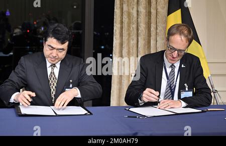 Il Vice Presidente Akita International University Ken Isogai e il Rettore Gent University Rik Van De Walle hanno partecipato alla cerimonia di firma a Tokyo, durante la Missione economica belga in Giappone, lunedì 05 dicembre 2022. Una delegazione con la Principessa e vari Ministri visiterà Tokyo, Nagoya, Osaka e Kyoto. FOTO DI BELGA ERIC LALMAND Foto Stock