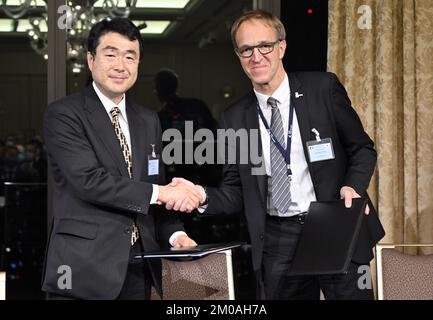 Il Vice Presidente Akita International University Ken Isogai e il Rettore Gent University Rik Van De Walle hanno partecipato alla cerimonia di firma a Tokyo, durante la Missione economica belga in Giappone, lunedì 05 dicembre 2022. Una delegazione con la Principessa e vari Ministri visiterà Tokyo, Nagoya, Osaka e Kyoto. FOTO DI BELGA ERIC LALMAND Foto Stock