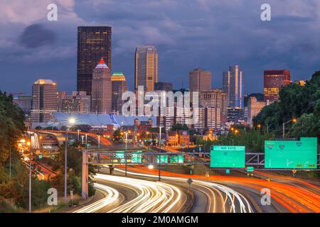 Pittsburgh, Pennsylvania, Stati Uniti d'America città skyline vista sulle autostrade al crepuscolo. Foto Stock