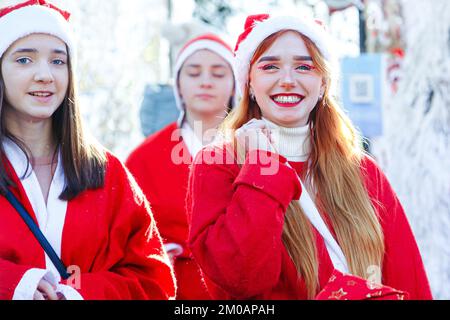 UZHHOROD, UCRAINA - 4 DICEMBRE 2022 - le ragazze in costume di Capodanno sorridono durante la parata di beneficenza degli aiutanti di San Nicola tenuta sotto lo slogan 'noi Foto Stock