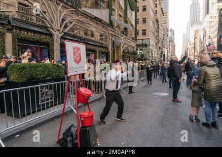 Un volontario per l'Esercito di salvezza sta ballando al centro della Fifth Avenue, libera da auto dalla 48th alla 57th Street. Le tre domeniche a partire dal 4 Dicembre parte della Fifth Avenue e' chiusa per auto e ci saranno spettacoli di musica dal vivo, venditori ambulanti che offrono cibo e shopping. Centinaia di persone hanno approfittato e fatto delle loro passerate, hanno scattato foto, ascoltato e guardato le performance della Brooklyn United Drum Line e hanno fatto shopping. L'ultima volta che l'esperimento di chiudere la Fifth Avenue durante la stagione di festa era più di 50 anni fa. (Foto di Lev Radin/Pacific Press) Foto Stock
