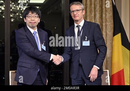 Ryuji Yamamoto dell'Università di Tokyo e il Rettore KU Leuven Luc Sels hanno illustrato durante una cerimonia di firma a Tokyo, durante la Missione economica belga in Giappone, lunedì 05 dicembre 2022. Una delegazione con la Principessa e vari Ministri visiterà Tokyo, Nagoya, Osaka e Kyoto. FOTO DI BELGA ERIC LALMAND Foto Stock