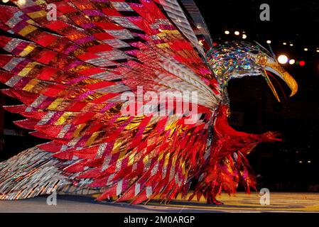 Costumi fantastici in parata lungo a caldo con Calypso-Suono a Carnevale nel porto di Spagna sull'isola dei Caraibi Trinidad Foto Stock