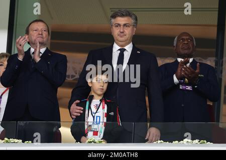 Al Wakrah, Qatar. 5th dicembre 2022. Al Wakrah, Qatar. 05th Dec, 2022. AL WAKRAH, QATAR - 05 DICEMBRE: Primo ministro croato Andrej Plenkovic e suo figlio Mario durante la Coppa del mondo FIFA Qatar 2022 turno di 16 partita tra Giappone e Croazia allo Stadio al Janoub il 5 dicembre 2022 a al Wakrah, Qatar. (Foto di Goran Stanzl/Pixsell/MB Media/Getty Images) Credit: Pixsell/Alamy Live News Foto Stock