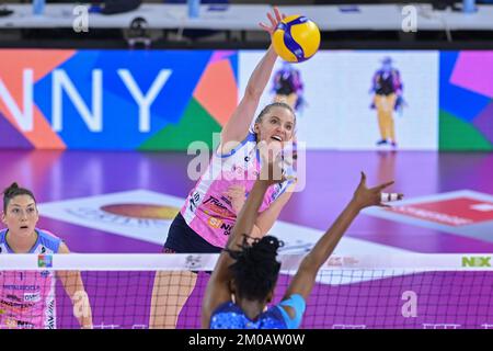 Pala Wanny, Firenze, Italia, 04 dicembre 2022, Alexandra Frutti (Trasporti Casalmaggiore) durante il Bisonte Firenze vs Trasporti CAS Foto Stock