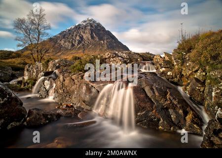 Buachaille Etive Mor con le cascate del fiume Coupall in primo piano Foto Stock