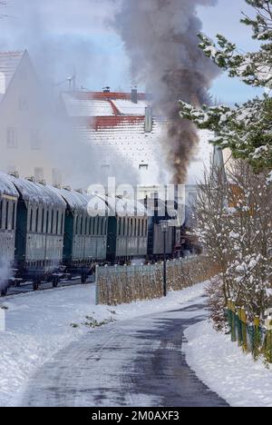 Un treno a vapore ferma nella stazione invernale di Gomadingen, Alb Svevo, Baden-Wurttemberg, Germania, novembre 28; 2010. Foto Stock