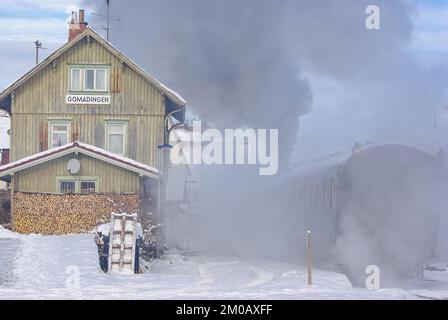 Stazione invernale innevata di Gomadingen con treno a vapore in sosta, Gomadingen, Alb Svevo, Baden-Wurttemberg, Germania, Novembre 28, 2010. Foto Stock