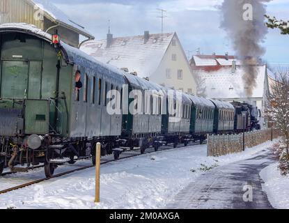 Un treno a vapore ferma nella stazione invernale di Gomadingen, Alb Svevo, Baden-Wurttemberg, Germania, novembre 28; 2010. Foto Stock