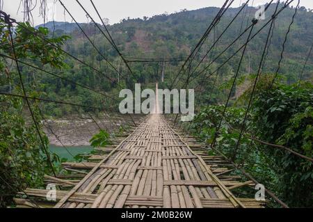 Panorama di lungo ponte sospeso di bambù che attraversa il fiume Siang o Siyom, Arunachal Pradesh, India Foto Stock
