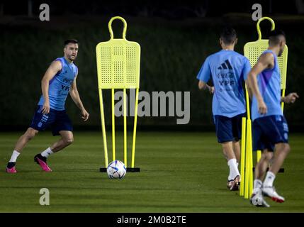 DOHA - Nicolas Tagliafico durante una sessione di formazione della nazionale argentina il 5 dicembre 2022 a Doha, Qatar. L'Argentina incontrerà la nazionale olandese nell'ottava finale. ANP KOEN VAN WEEL Foto Stock