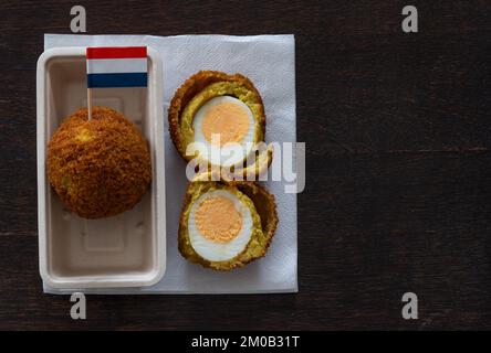 Eierbal, uno spuntino fritto olandese popolare nel nord del paese, che consiste di uova sode, ragù e pangrattato Foto Stock