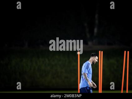 DOHA - Lionel messi durante una sessione di formazione della nazionale argentina il 5 dicembre 2022 a Doha, Qatar. L'Argentina incontrerà la nazionale olandese nell'ottava finale. ANP KOEN VAN WEEL Foto Stock