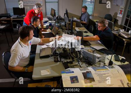 Ufficio dell'Amministratore (Lisa P. Jackson) - l'EPA Airborne Spectralfotometric Environmental Collection Technology (ASPECT) prima di rispondere a BP Oil Spill - I membri del team ASPECT elaborano i dati della giornata da sorvoli di BP Oil Spill nel Golfo del Messico. Da sinistra a destra Paul Kudarauskas, John Cardarelli, Bob Kroutil, Tim Curry e il Team leader Mark Thomas. Foto USEPA di Eric Vance. , Agenzia per la protezione ambientale Foto Stock