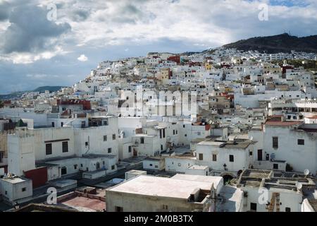 Tetouan, Marocco - 19 aprile 2019: Tetouan è un pittoresco villaggio bianco situato sulle montagne del nord del Marocco, che domina il Mediterraneo Foto Stock