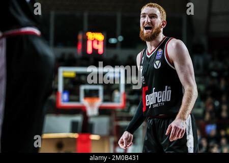 Varese, Italia. 04th Dec, 2022. Niccolo Mannion #1 di Virtus Segafredo Bologna reagisce durante il LBA Lega Basket A Regular Season game 2022/23 tra OpenJobMetis Varese e Virtus Segafredo Bologna all'Enerxenia Arena. (Punteggio finale; Varese 100 | 108 Bologna). Credit: SOPA Images Limited/Alamy Live News Foto Stock