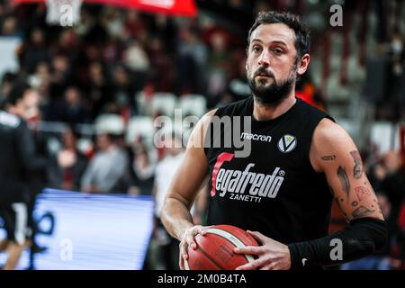 Varese, Italia. 04th Dec, 2022. Marco Belinelli #3 di Virtus Segafredo Bologna guarda durante il LBA Lega Basket A un gioco regolare di Stagione 2022/23 tra OpenJobMetis Varese e Virtus Segafredo Bologna all'Enerxenia Arena. (Punteggio finale; Varese 100 | 108 Bologna). (Foto di Fabrizio Carabelli/SOPA Images/Sipa USA) Credit: Sipa USA/Alamy Live News Foto Stock