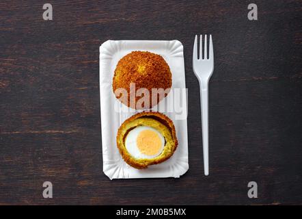 Eierbal, uno spuntino fritto olandese popolare nel nord del paese, che consiste di uova sode, ragù e pangrattato Foto Stock
