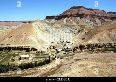 Villaggio tra Herat e Qala-e-Naw, provincia di Herat in Afghanistan con uno sfondo di montagne multicolore in una parte remota dell'Afghanistan occidentale. Foto Stock