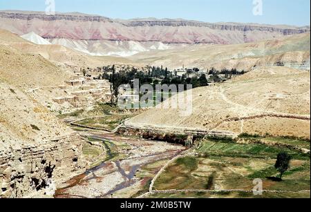 Villaggio tra Herat e Qala-e-Naw, provincia di Herat in Afghanistan. Una valle fertile e montagne colorate in una parte remota dell'Afghanistan occidentale Foto Stock