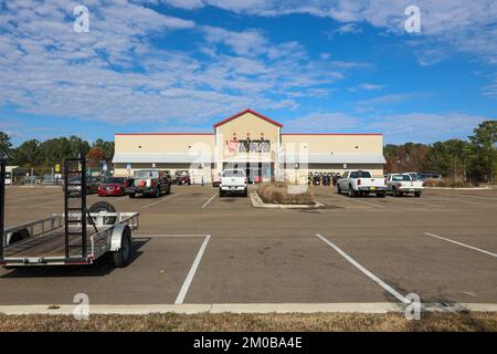 Flowood, MS - 2 dicembre 2022: Tractor Supply Company è una catena di negozi al dettaglio che vende prodotti per il miglioramento della casa, l'agricoltura, prato e gar Foto Stock