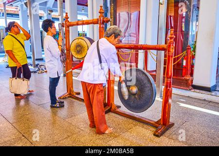 BANGKOK, THAILANDIA - 23 APRILE 2019: Il rituale di battere il gong tradizionale nel Santuario della colonna della Città, il 23 aprile a Bangkok Foto Stock