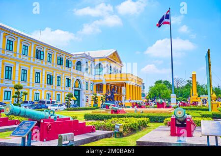 BANGKOK, THAILANDIA - 23 APRILE 2019: Cannoni storici sul prato presso la sede del Ministero della Difesa, il 23 aprile a Bangkok, Thailandia Foto Stock