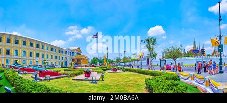 BANGKOK, THAILANDIA - 23 APRILE 2019: Panorama della sede del Ministero della Difesa e museo dei cannoni, il 23 aprile a Bangkok, Thailandia Foto Stock