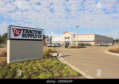 Flowood, MS - 2 dicembre 2022: Tractor Supply Company è una catena di negozi al dettaglio che vende prodotti per agricoltori ricreativi, proprietari di animali domestici e lando Foto Stock