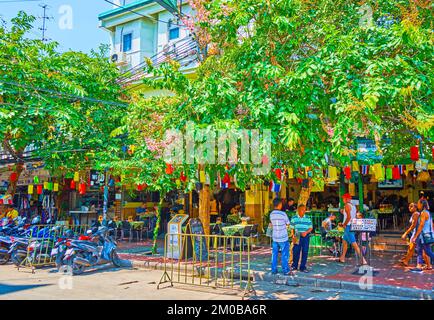 BANGKOK, THAILANDIA - 23 APRILE 2019: Le terrazze ombreggiate all'aperto dei ristoranti nella zona turistica del quartiere storico, il 23 aprile a Bangkok Foto Stock