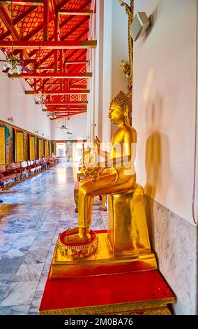 BANGKOK, THAILANDIA - 23 APRILE 2019: La linea di Buddhar seduto nel corridoio del tempio di Ubosot nel complesso di Wat Chana Songkhram, il 23 aprile a Bangko Foto Stock