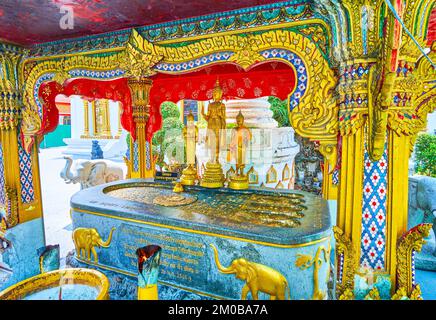 Il piccolo altare di pietra con impronta di Buddha a Ubosot del complesso di Wat Chana Songkhram, Bangkok, Thailandia Foto Stock
