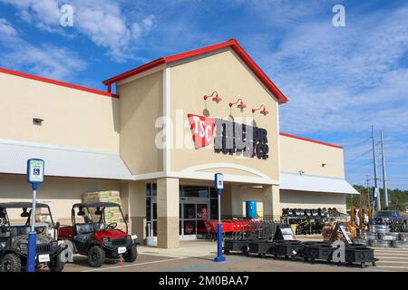 Flowood, MS - 2 dicembre 2022: Tractor Supply Company è una catena di negozi al dettaglio che vende prodotti per agricoltori ricreativi, proprietari di animali domestici e lando Foto Stock