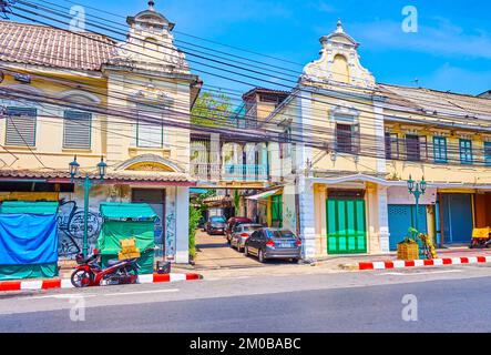 BANGKOK, THAILANDIA - 23 APRILE 2019: Edifici commerciali storici lungo Atsadang Road vicino al mercato dei fiori di Yodpiman, il 23 aprile a Bangkok, Thailandia Foto Stock